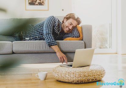 Hombre en el sofá relaja su computadora portátil